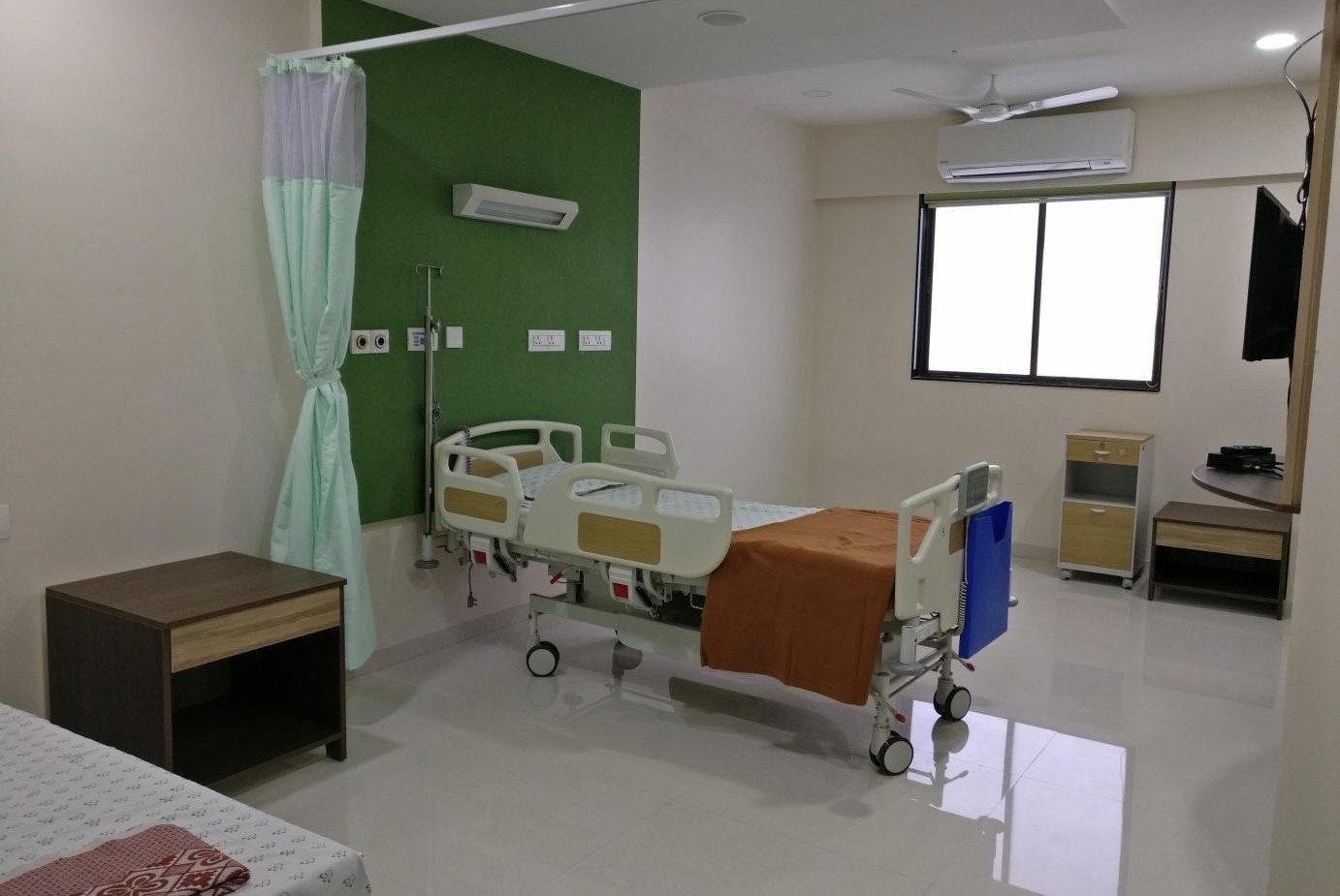 11 luxurious AC VIP rooms